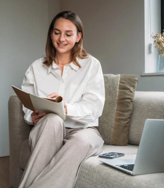 Social media marketing manager in een overleg bezig met het schrijven van een social media strategie voor op Instagram, Facebook en LinkedIn.